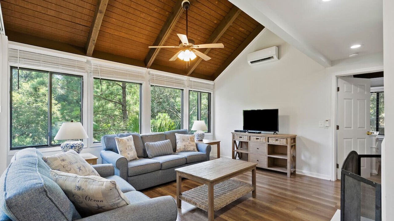 Photo of Livingroom in Night Heron