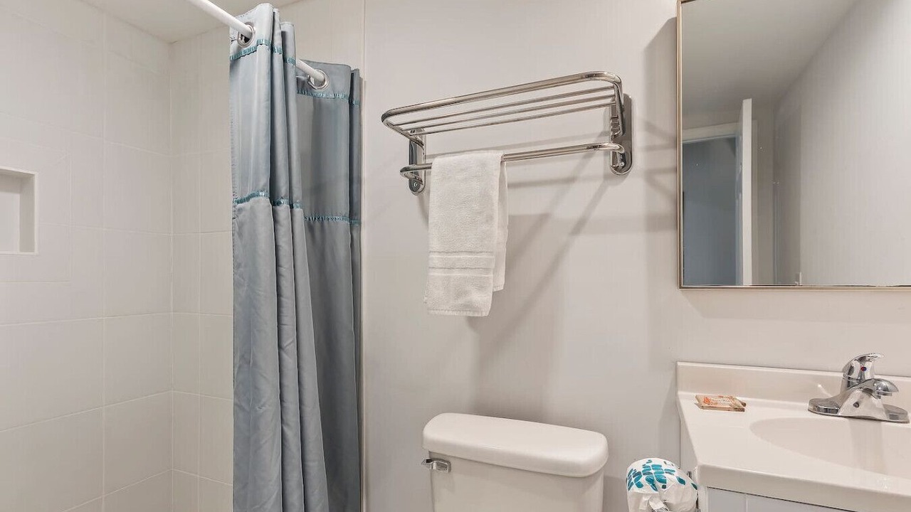 Photo of Bathroom in Night Heron