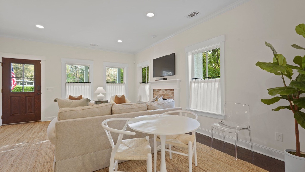 Photo of Livingroom in Isle of Hope Historic District