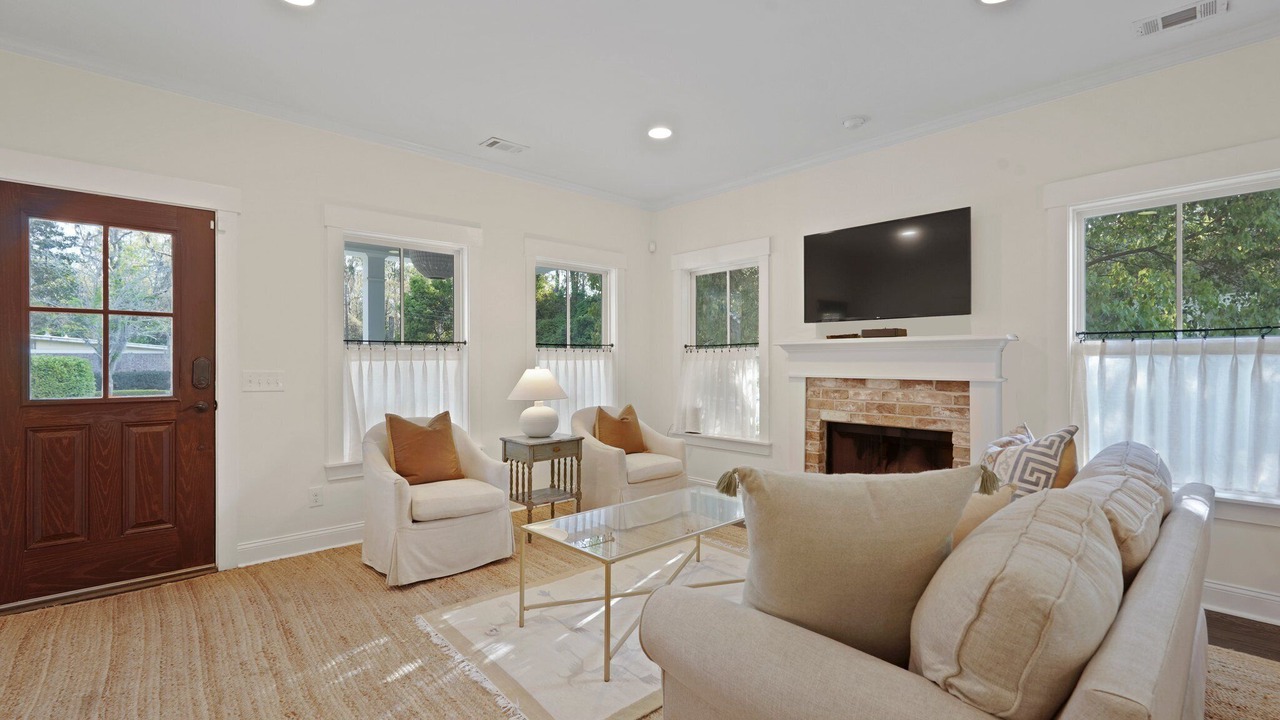Photo of Livingroom in Isle of Hope Historic District