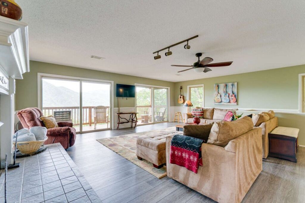 Photo of Livingroom in Robbinsville
