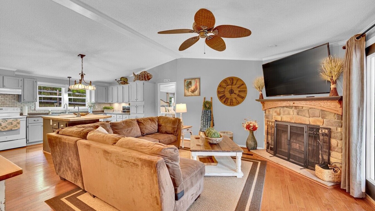 Photo of Livingroom in Greenwood County