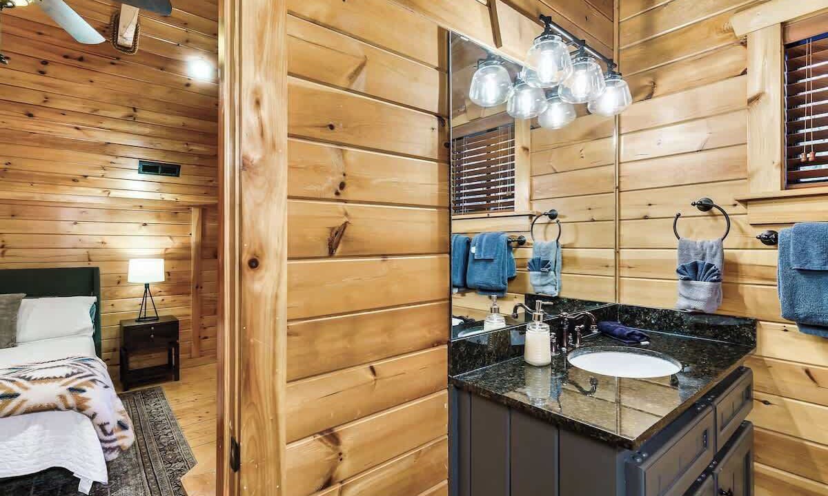 Photo of Bathroom in White Oak Lodge