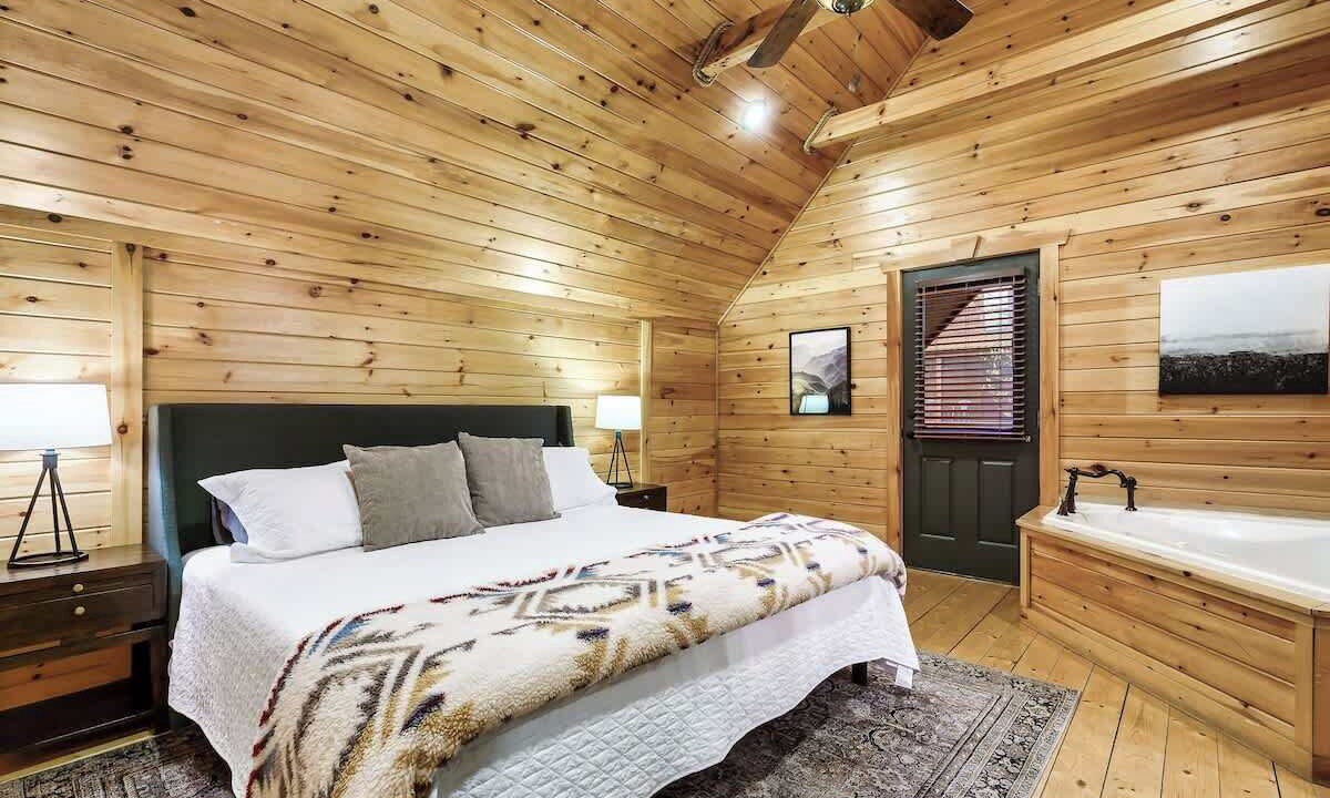 Photo of Bedroom in White Oak Lodge