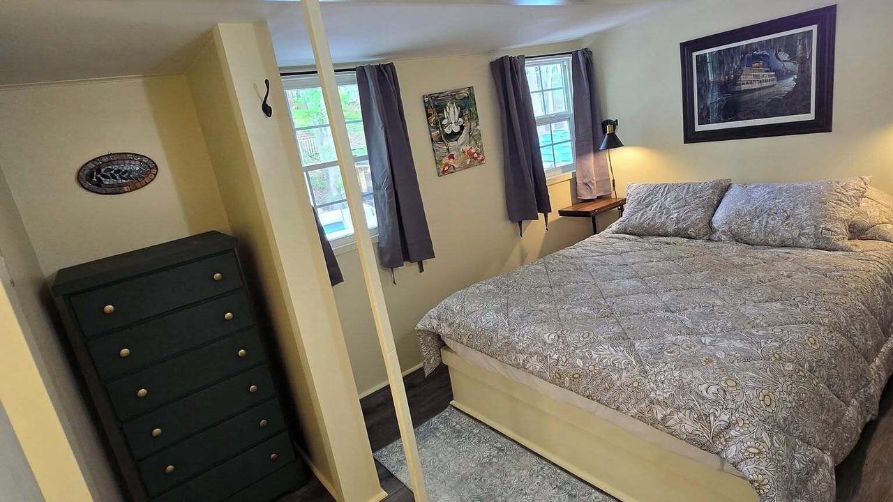 Photo of Bedroom in Calhoun County