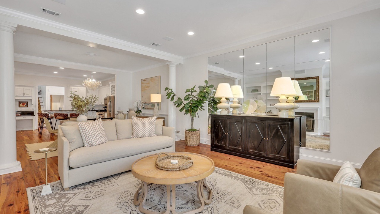 Photo of Livingroom in Historic District - North