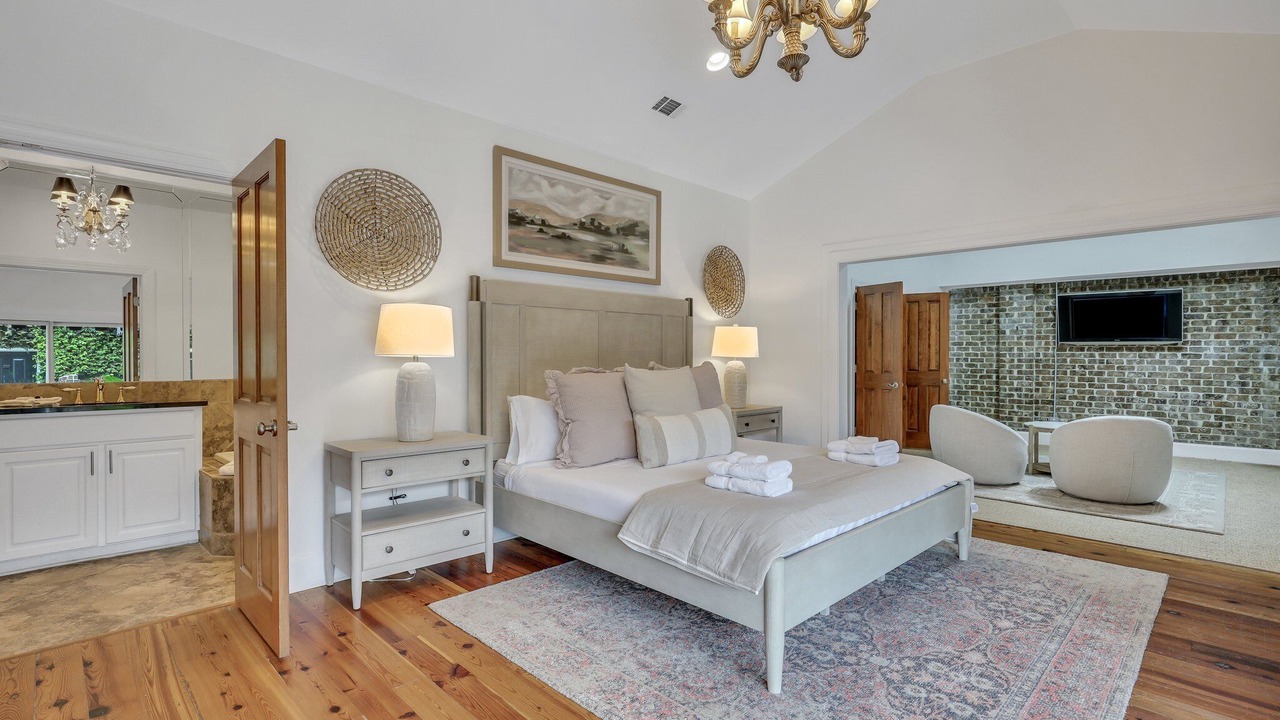 Photo of Bedroom in Historic District - North