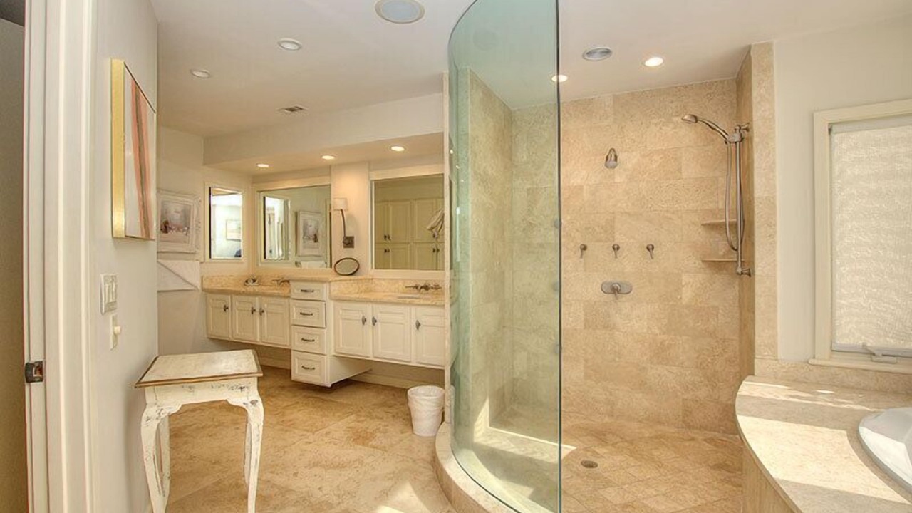 Photo of Bathroom in Beach Lagoon
