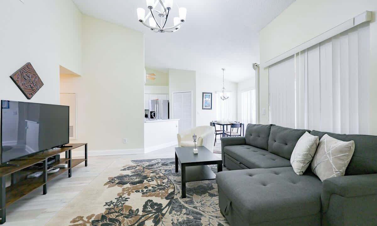 Photo of Livingroom in Florida Center North