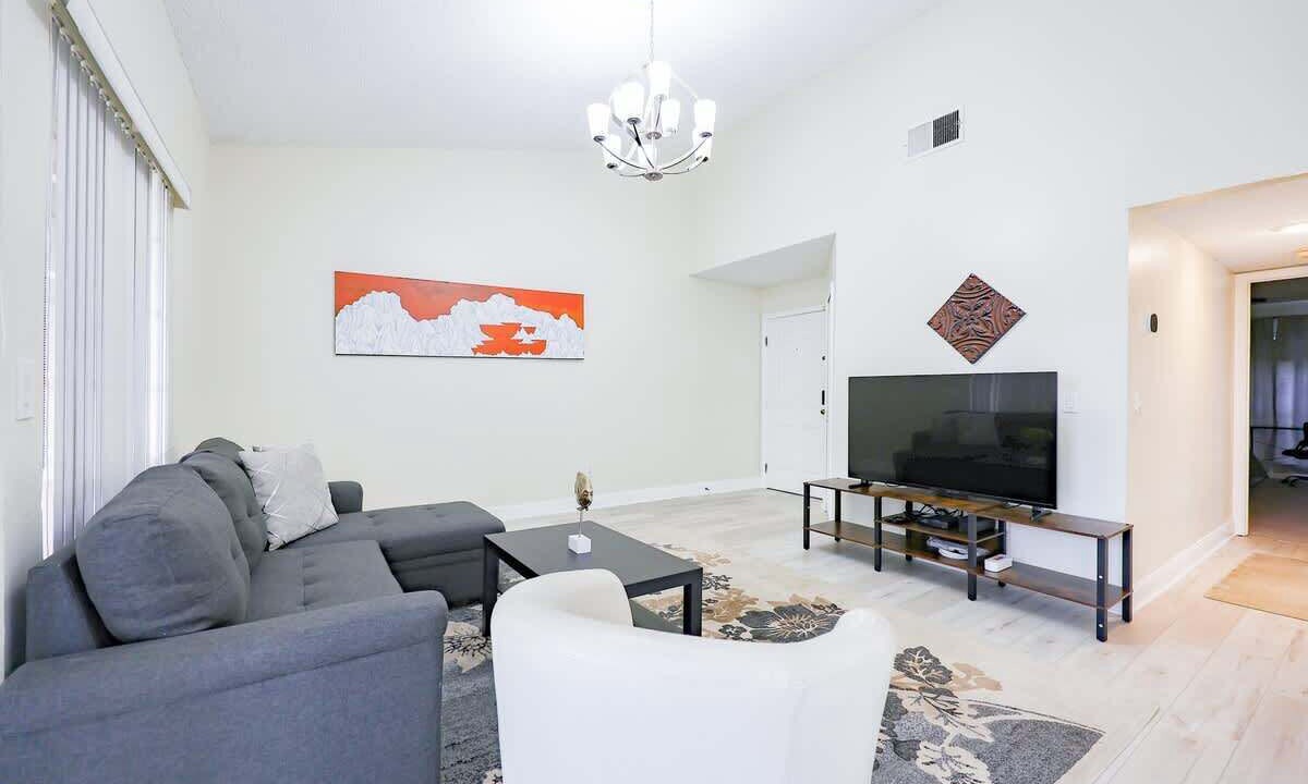 Photo of Livingroom in Florida Center North