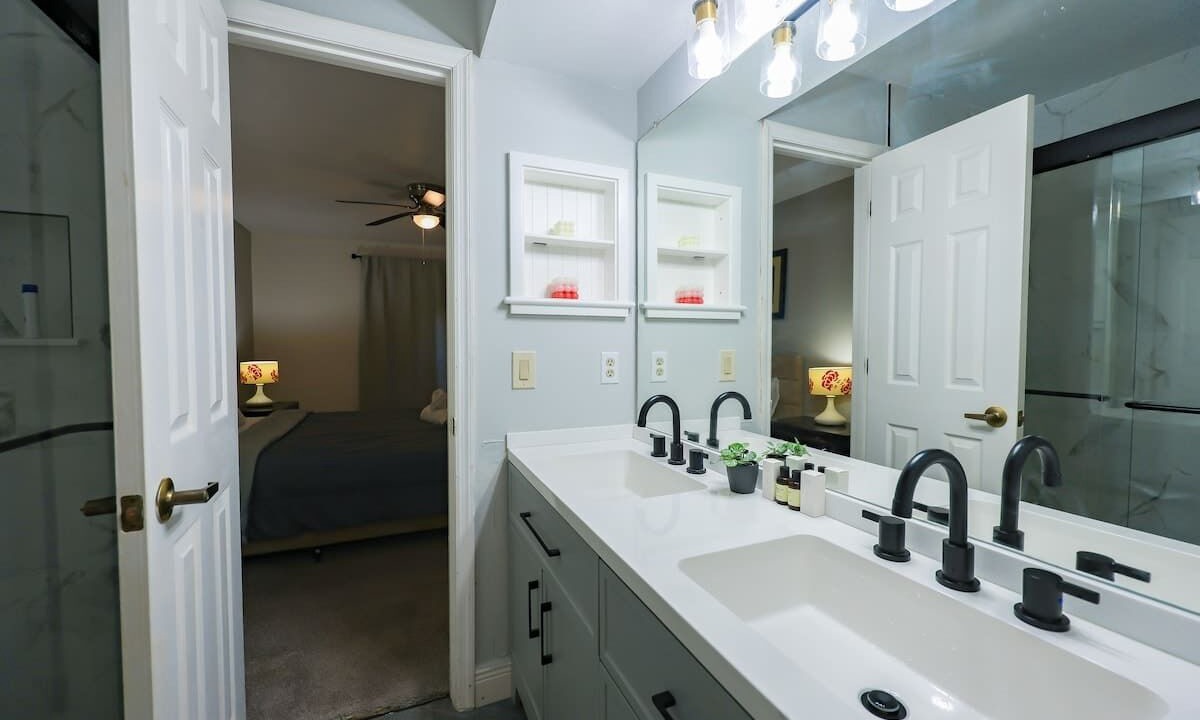 Photo of Bathroom in Florida Center North