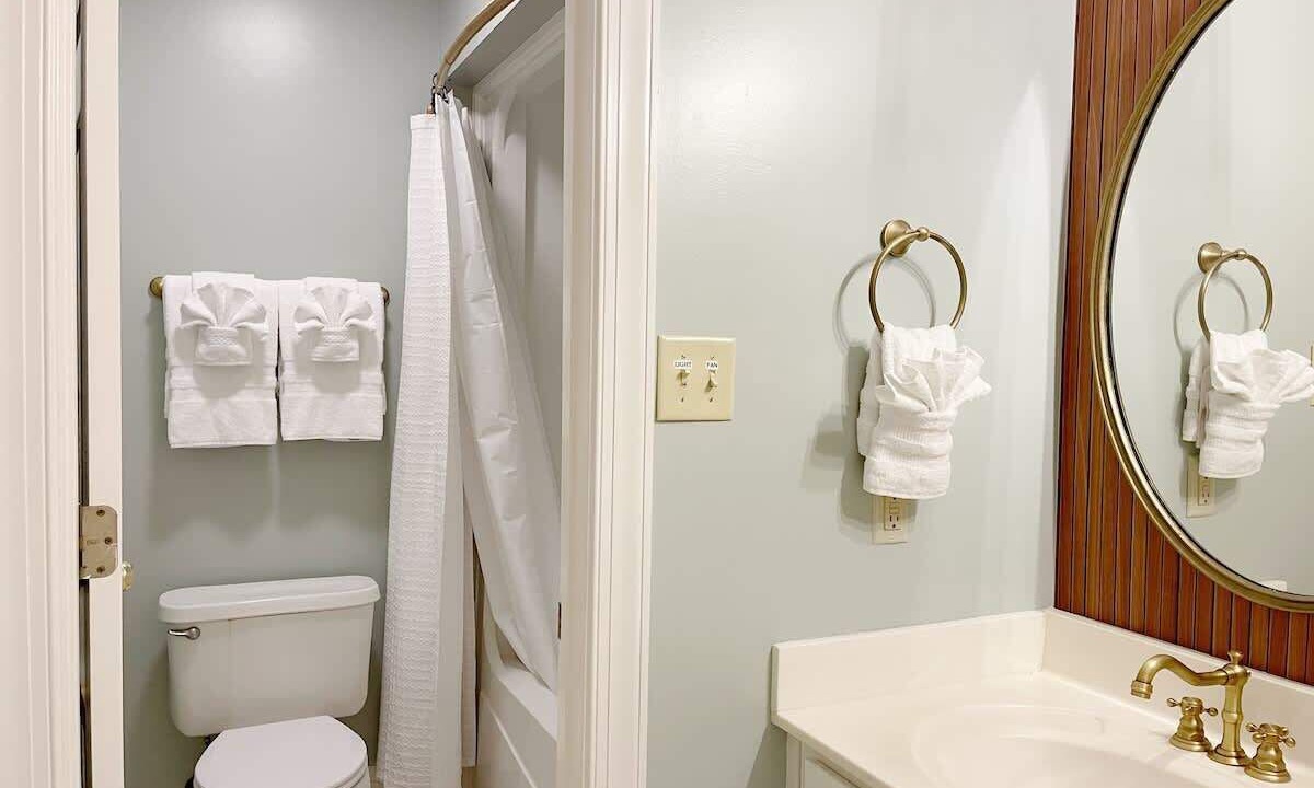 Photo of Bathroom in Whitemarsh Island
