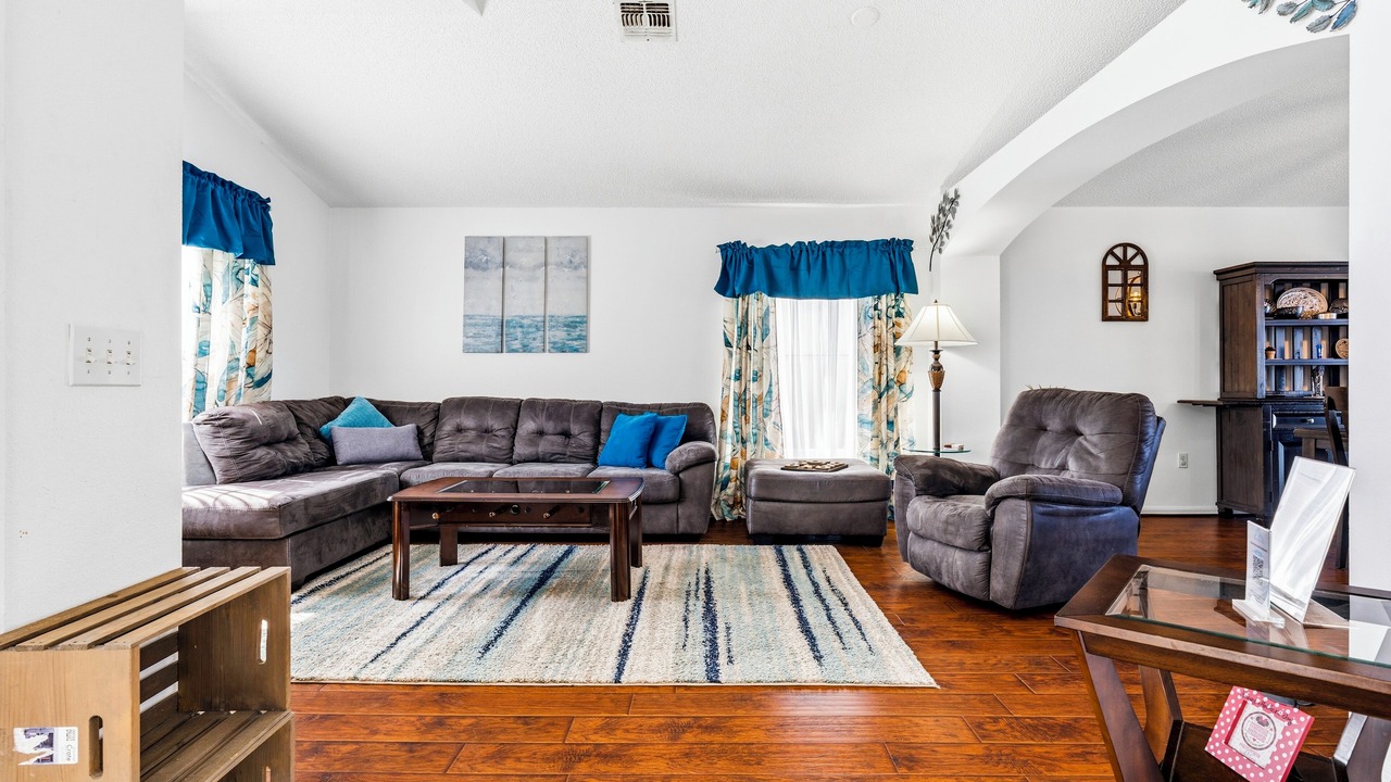 Photo of Livingroom in Crescent Lakes