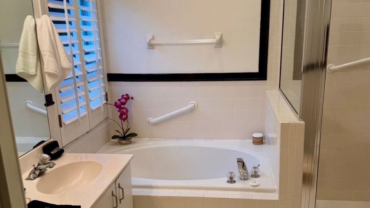 Photo of Bathroom in Crown Pointe