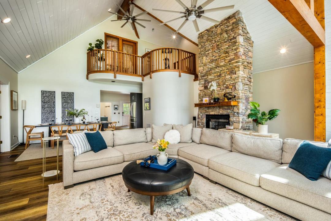 Photo of Livingroom in Cullowhee