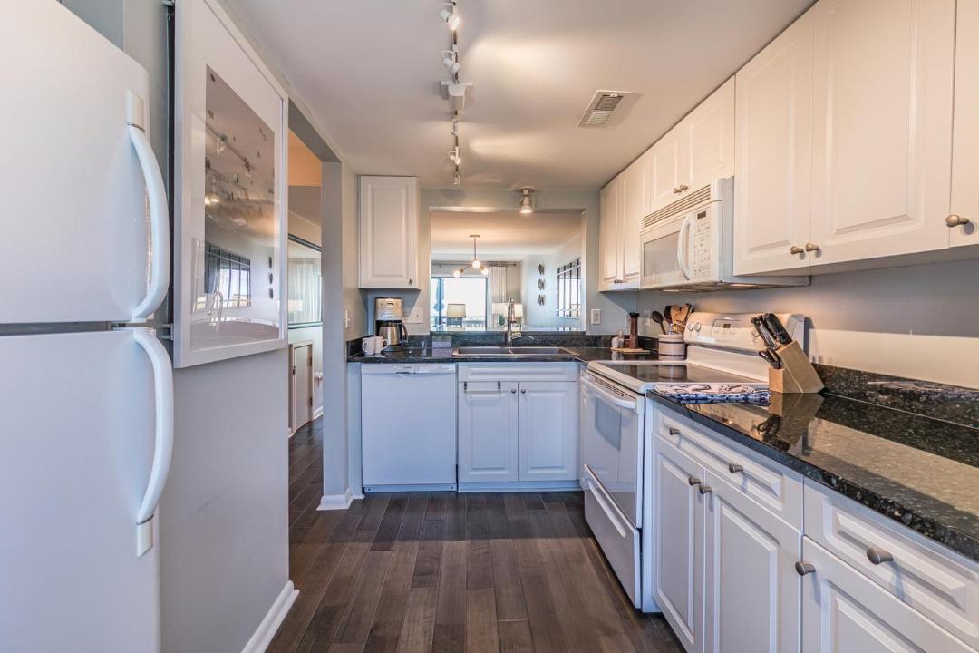 Photo of Kitchen in Oceanmarsh Subdivision