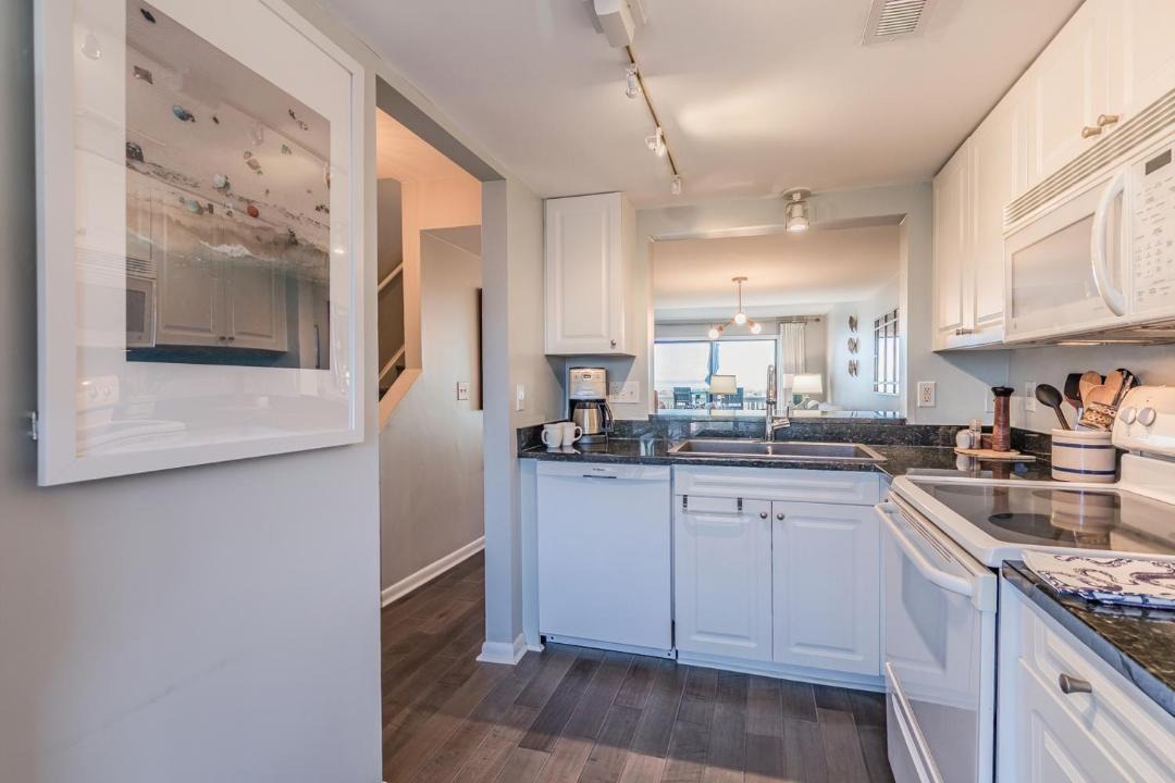 Photo of Kitchen in Oceanmarsh Subdivision