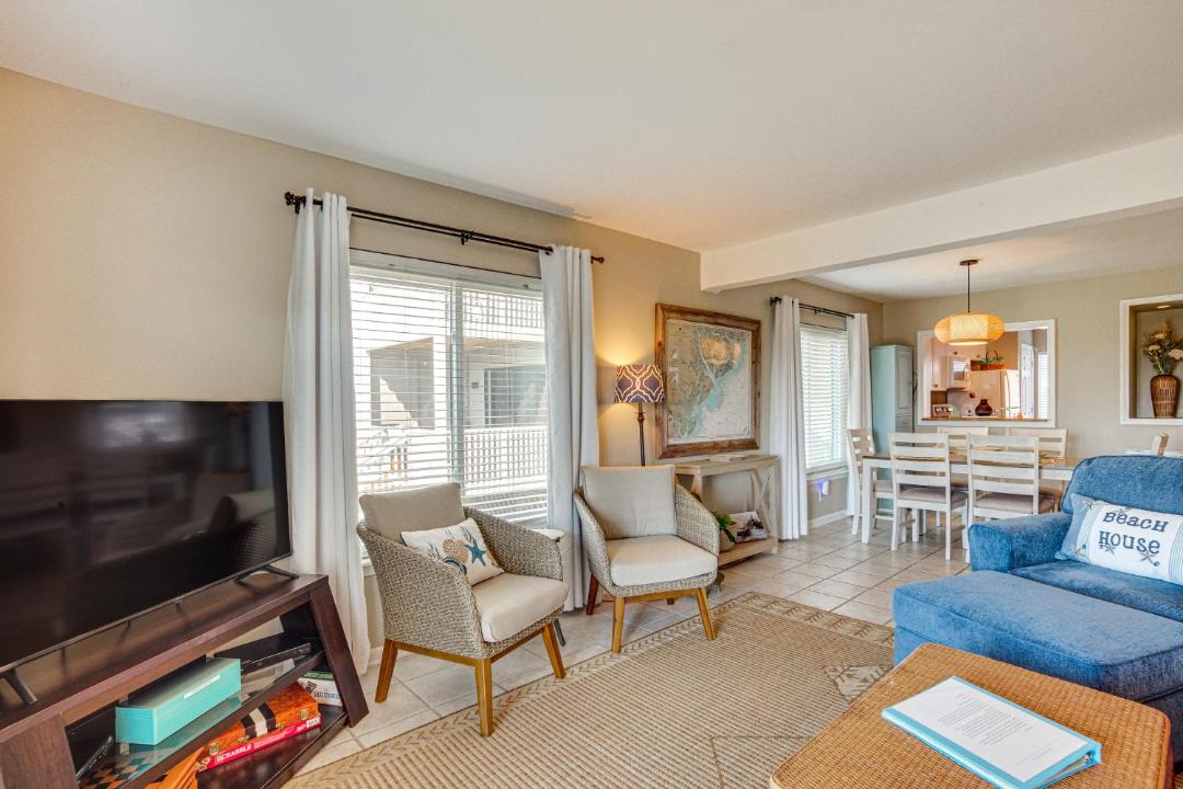 Photo of Livingroom in Oceanmarsh Subdivision