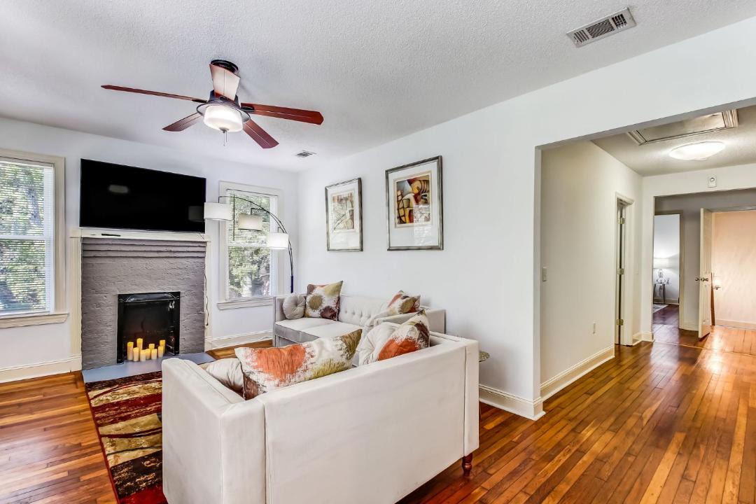 Photo of Livingroom in Midtown