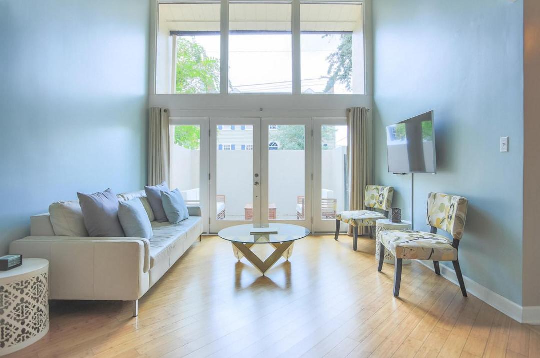 Photo of Livingroom in Historic District - North