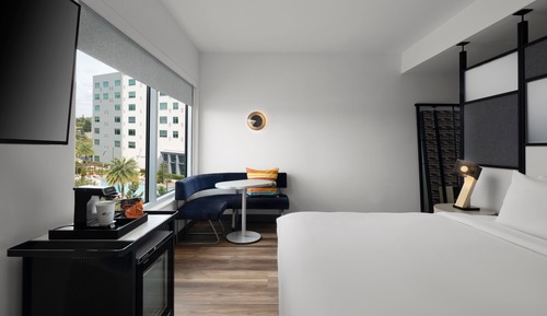 Room, 2 Queen Beds, Pool View