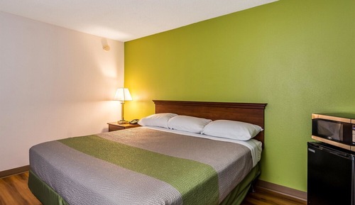 Deluxe Room, 1 Queen Bed, Non Smoking, Refrigerator & Microwave