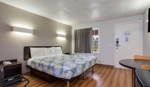 Standard Room, 1 King Bed, Non Smoking, Refrigerator
