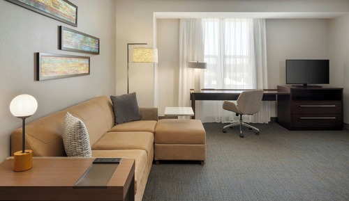 Suite, 1 Bedroom (Mobility/Hearing Access, Roll-In Shwr)
