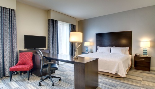 Studio, 1 King Bed, Accessible