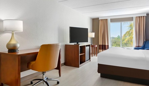 Suite, 1 King Bed, Non Smoking