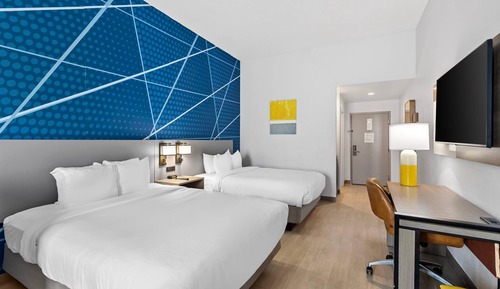 Suite (2 Queen and 1 Sofa bed)