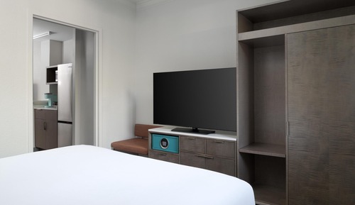 Superior Room, 1 King Bed, Hearing Accessible (Redesigned, Breakfast/Cocktails)