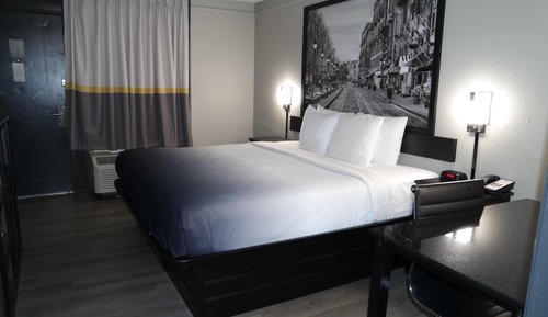 Room, 1 King Bed, Mobility Accessible, Non Smoking (Bathtub with Grab Bars)