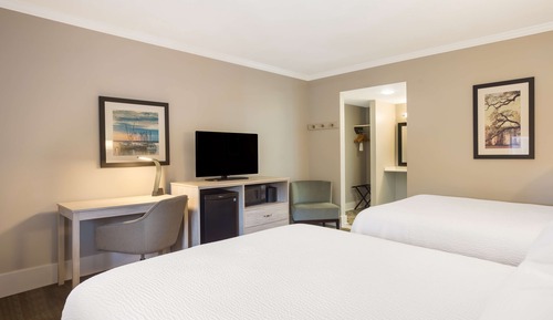 Standard Room, 2 Queen Beds, Accessible, Bathtub