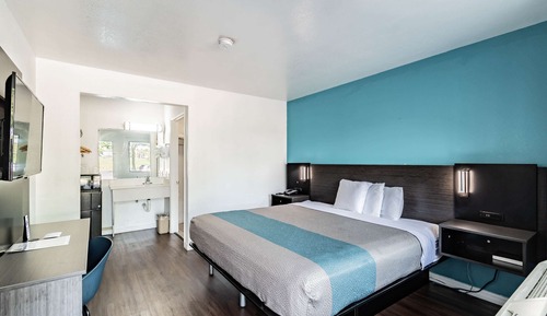 Deluxe Room, 1 King Bed, Accessible, Non Smoking
