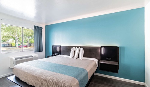 Deluxe Room, 1 King Bed, Accessible, Non Smoking