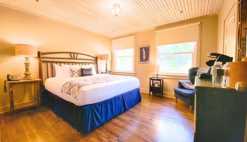 Room (Hydrangea Lodge)