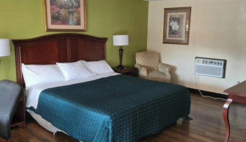 Room, 1 King Bed, Smoking