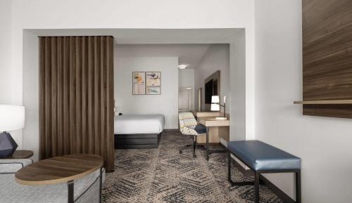 Deluxe King Room - Mobility and Hearing Impaired Access/Non-Smoking