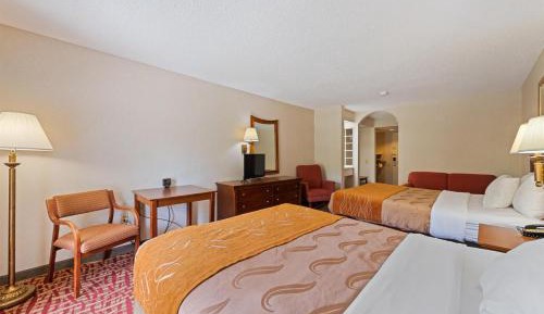 Queen Room with Two Queen Beds and Balcony - River View/Non-Smoking