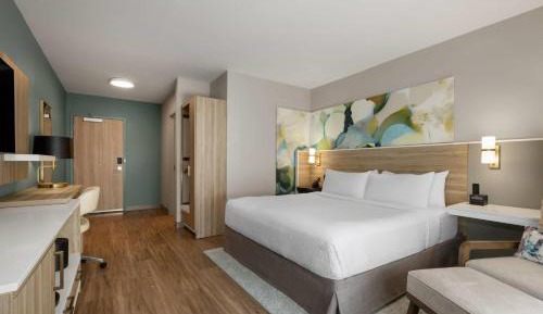 King Room with Tub and Grab Bars - Mobility/Hearing Accessible - Non-Smoking