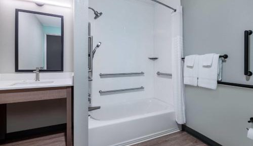 Queen Room with Bathtub - Mobility Accessible/Non-Smoking
