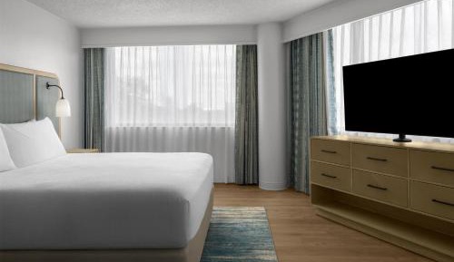 One-Bedroom Suite with One King Bed and Tub - Mobility Accessible