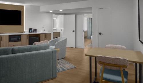 Queen Corner Suite with Two Queen Beds