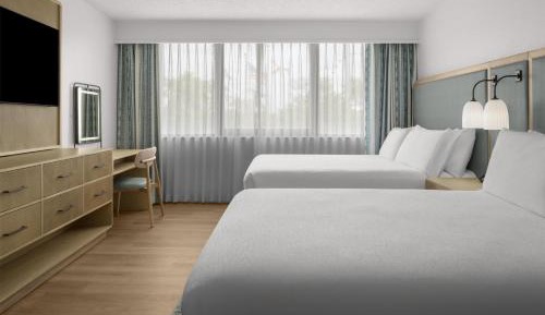 One-Bedroom Suite with Two Double Beds and Tub - Mobility Accessible