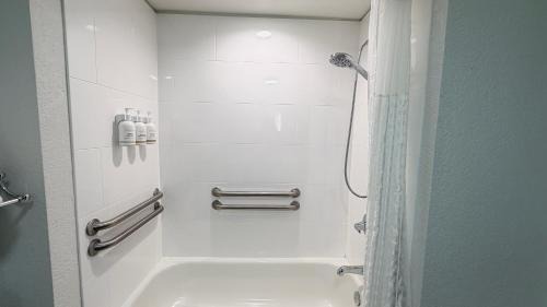 King Room with Bath Tub - Mobility Accessible/Non-Smoking