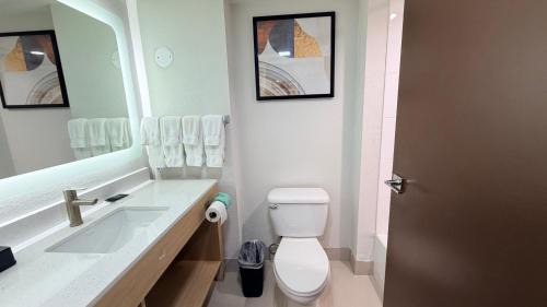 One-Bedroom King Suite - Non-Smoking