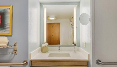 King Room - Hearing Accessible - Roll-in Shower