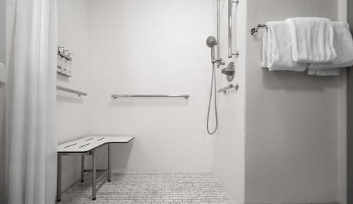 King Room - Mobility Access/Roll in Shower - Non-Smoking