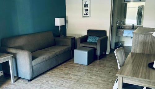 King Room with Roll-in Shower - Mobility Access/Non-Smoking